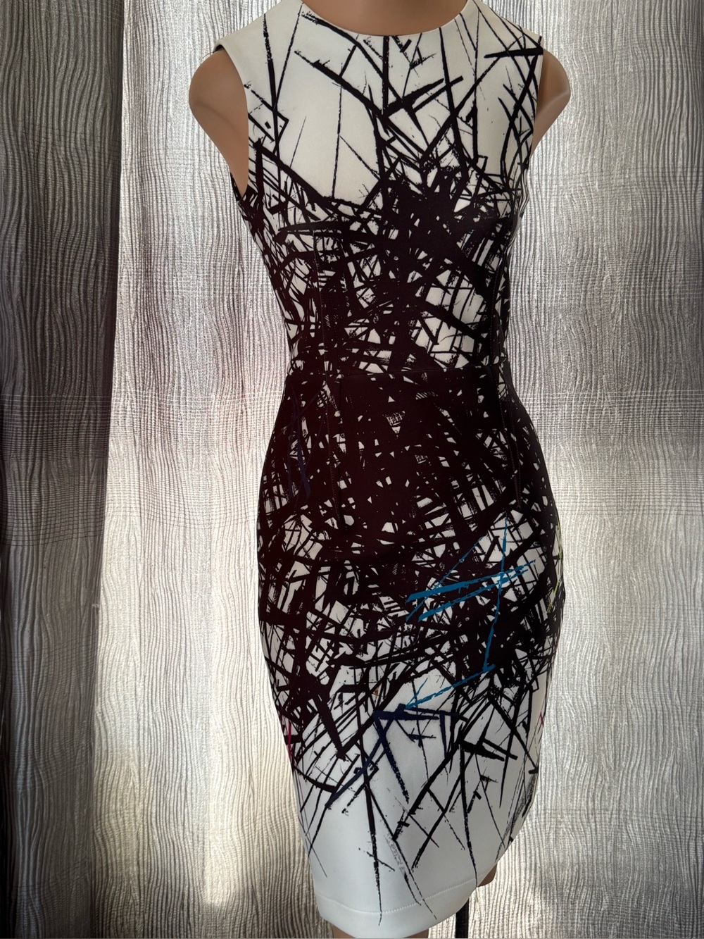 YIGAL AZROUEL Sleeveless White & Black Abstract Print Sheath Dress